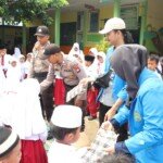 Menolak Aksi Unjuk Rasa, Mahasiswa Dabo Singkep Memilih Bagikan Buku Bersama Polisi