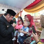 Sambangi Rumah Singgah Bibir Sumbing, Herman Deru Menangis