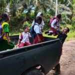 Satgas TMMD Antar Anak Sekolah