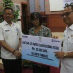 Habsi Wahid Salurkan Bantuan Sosial Kepada Ratusan Masyarakat Mamuju