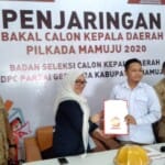 Injury Time, Hj.Sutinah Orang Pertama Mengembalikan Formulir Pendaftaran Balonkada Mamuju ke Partai Gerindra