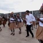 Presiden Jokowi Ikut Menari Seka Seka di Kaimana