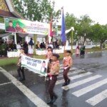 Dibawah Guyuran Hujan Para Santri Bersemangat Ikuti Gerak Jalan Peringati HSN