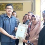 Bupati Markus Serahkan 284 Sertifikat Tanah Program PTSL untuk Warga Kapit