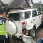 Hindari Truk Fuso, Pengendara Daihatsu Terios Tabrak Usaha Tampal Ban