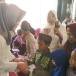 Istri Bupati Banyuasin Serahkan Bantuan ke Anak Yatim dan Pengurus Masjid