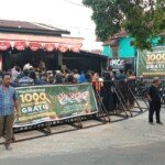 Ribuan Porsi Bakso Granat Mas Azis Palembang Dibagikan Gratis