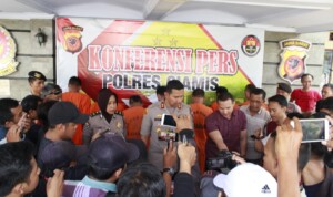 7 Pria Diciduk Polres Ciamis Saat Asyik Berjudi di Kebun