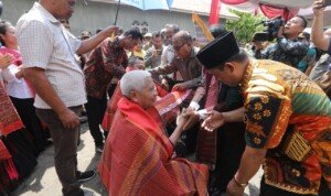Ulos Spesial Desa Serdang untuk Bupati dan Kapolres Kabupaten Asahan