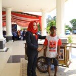 Bupati Winarti Dibuat Kagum oleh Sosok Kakek Pemulung Pejuang Kebersihan