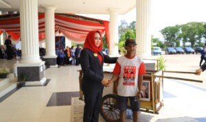 Bupati Winarti Dibuat Kagum oleh Sosok Kakek Pemulung Pejuang Kebersihan