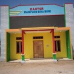 Warga Bina Bumi Gunakan Dana Desa untuk Perbaikan Kantor Kampung