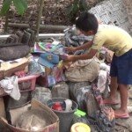 Asa Nurcahyo di Reruntuhan Rumahnya yang Tertimpa Pohon di Desa Kedawung