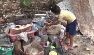 Asa Nurcahyo di Reruntuhan Rumahnya yang Tertimpa Pohon di Desa Kedawung