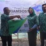 Wagub Sulbar Serahkan Kartu BPJS Ketenagakerjaan di Pulau Karampuang
