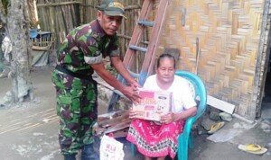 Berhati ‘Malaikat’, Babinsa Koramil 07/PB Bantu Warga Miskin di Kabupaten Sergai