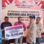 KPU Fakfak Serahkan Hadiah ke Pemenang Sayembara Maskot Pilkada 2020