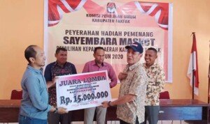 KPU Fakfak Serahkan Hadiah ke Pemenang Sayembara Maskot Pilkada 2020