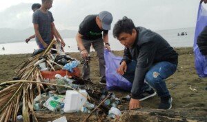 Gerakan Bersih Pantai ala Puber dan IWO Sulbar