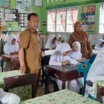Siswa MI di Aceh Tamiang Jawab Soal Ujian Semester Pakai Android