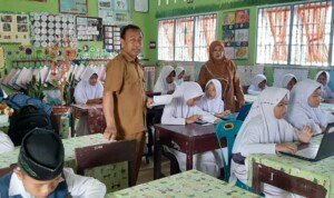 Siswa MI di Aceh Tamiang Jawab Soal Ujian Semester Pakai Android