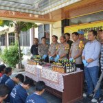 Polres Tulang Bawang Sita Ratusan Miras, Senpi dan Sajam