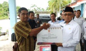 Wabup Slamet Serahkan Alat Pertanian ke  Kelompok Tani Banyuasin