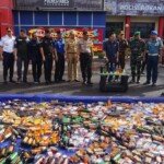 2341 Botol Miras Digiling Menggunakan Mobil Alat Berat