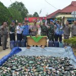 Polres Tulang Bawang Musnahkan Ratusan Botol Miras dan Tuak