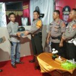 Simpati Dengan Petugas Jaga Posyan ‘Warga Berikan Paketan’