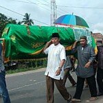 Bupati Banyuasin Bantu Angkat Keranda Jenasah Warganya