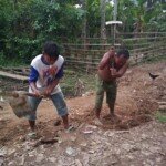 Warga Jambi Lakukan Gotong Royong Perbaiki Jalan Rusak