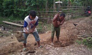 Warga Jambi Lakukan Gotong Royong Perbaiki Jalan Rusak