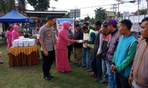 Jumat Berkah, Polres OKI Bagi Sembako ke Tukang Ojek