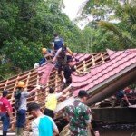 ‘KOKAM’ Bantu Warga Bersihkan Bekas Banjir