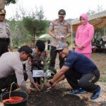 Polres Lingga Bersama FKPB Tanam Ratusan Pohon