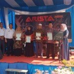 Lurah Sridadi Serahkan Sertifikat PTSL Program Pemerintah Pusat