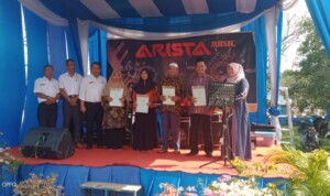 Lurah Sridadi Serahkan Sertifikat PTSL Program Pemerintah Pusat