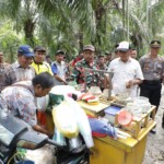 Bupati Asahan Gotong Royong Bersama Warga Banjar
