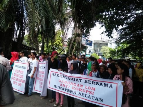 Ratusan Masa Aksi Anti Korupsi Sumsel ‘Geruduk’ Mapolda Sumsel