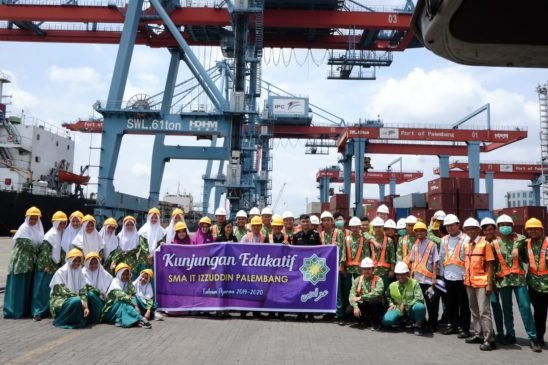 SMA IT Izzuddin ‘Goes to Customs’ Bea Cukai Palembang