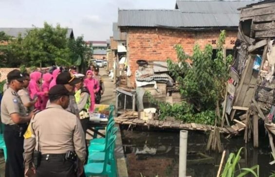 ‘Jumat Berbagi’ Kapolsek SU II Sambangi Rumah Yang Nyaris Roboh di Kelurahan 16 Ulu