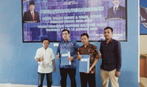 Haris- I Komang Kembalikan Formulir Pilkada Mamuju Tengah ke Demokrat