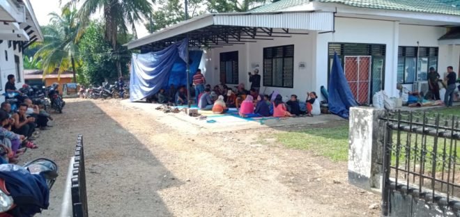 Duduki Kesbangpol, Warga SAD Jambi Ingin Bupati Turun Tangan