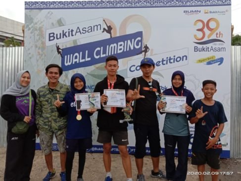 Atlet FPTI Lahat Kembali ‘Sabet’ Kejuaraan Wall Climbing PTBA
