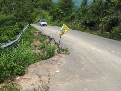 Jalan Lintas Penghubung Gumay Ulu dan Pagaralam Nyaris Amblas