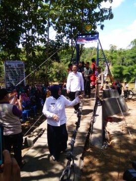 Dua Pemimpin Daerah Resmikan Sasak Gantung