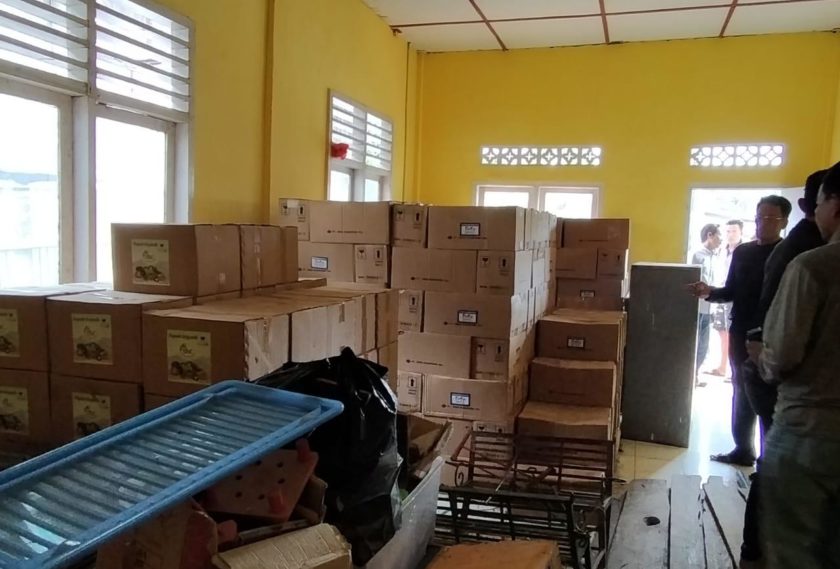 Warga Temukan Ribuan Pupuk Cair Tersimpan di Kantor Desa Srigeni
