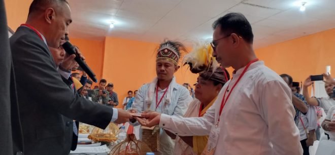 Didampingi Ratusan Pendukungnya, Paslon UTA – YO Sambangi KPUD Fakfak