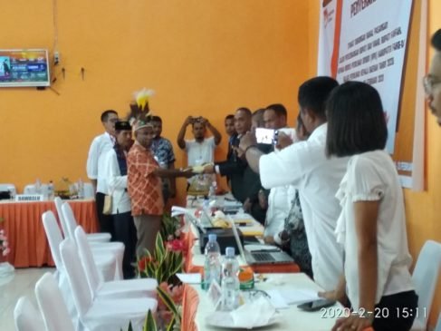 Paslon Doamu Serahkan Syarat Dukungan Perseorangan ke KPU Fakfak
